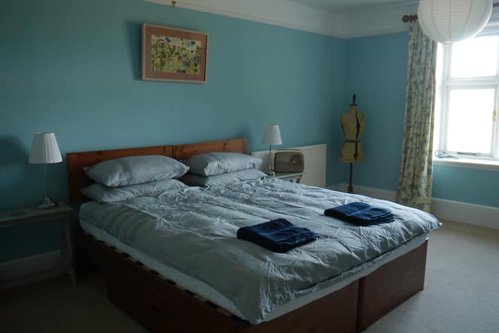 Საძინებელი სამი: საკუჭნაო და ერთადგილიანი, ან სამი ერთადგილიანი