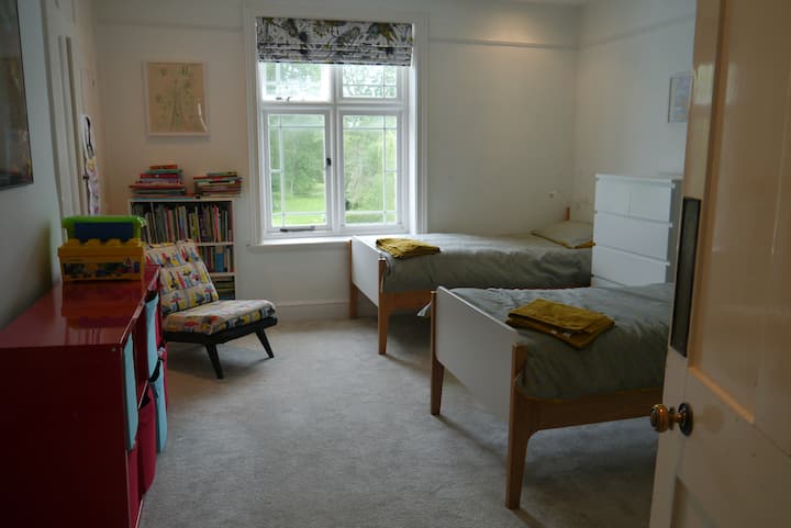 Საძინებელი ოთხი: სამი ერთადგილიანი
