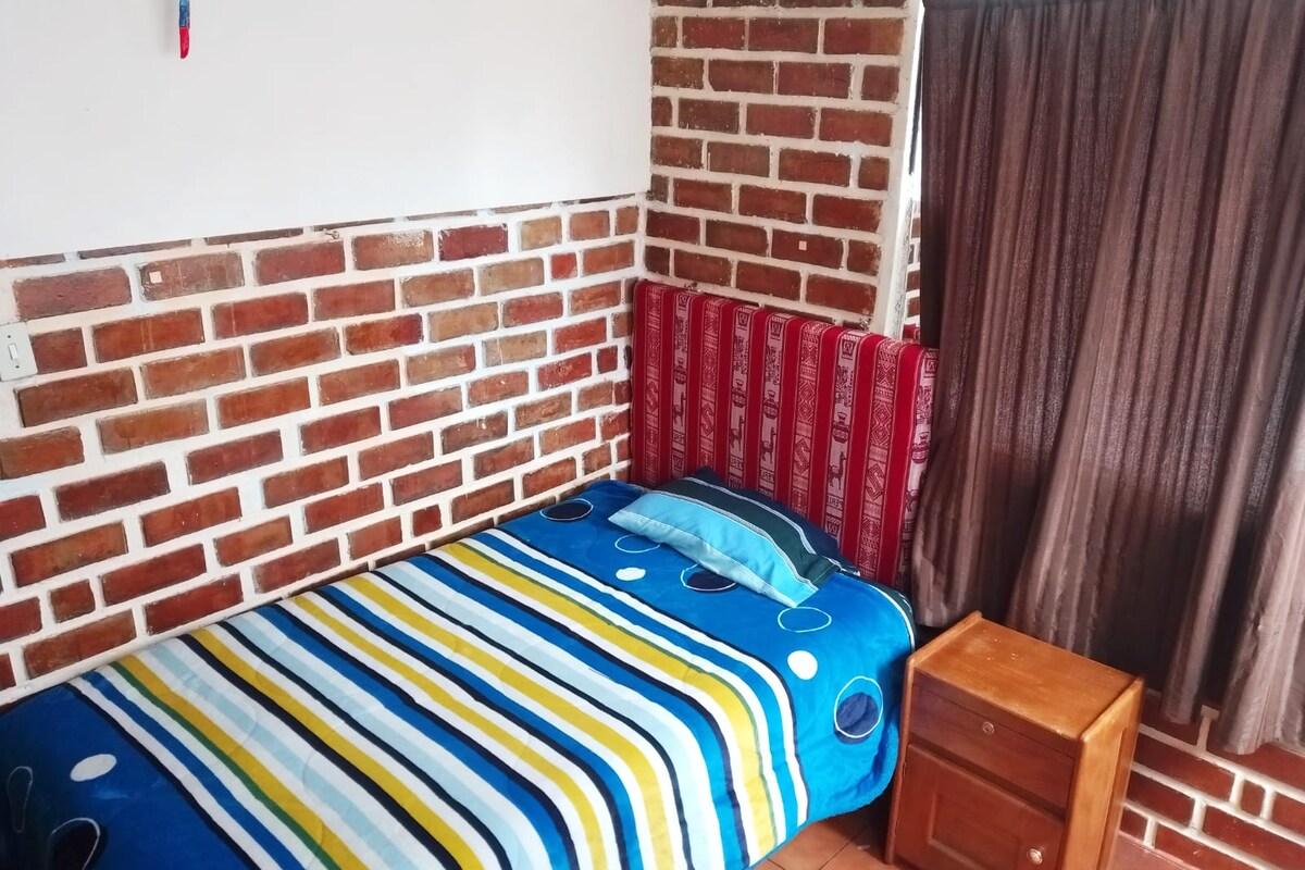 Segundo dormitorio del departamento con cama simple 