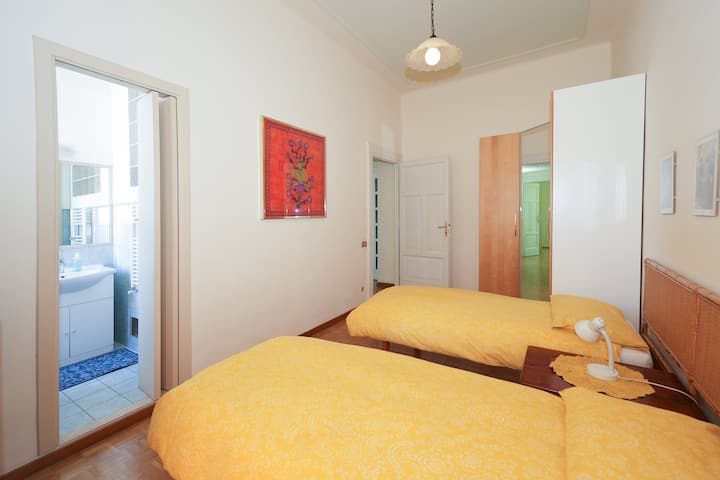 Habitación con cama individual.