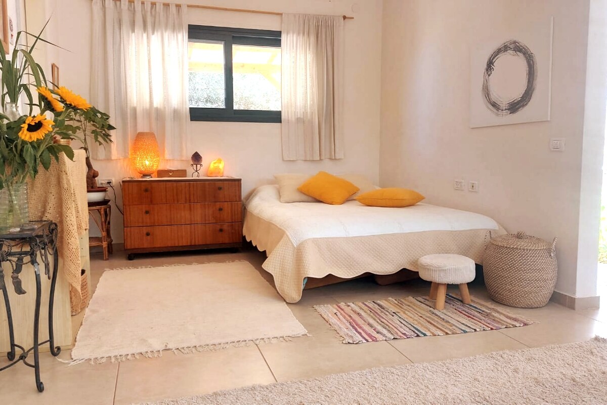 Descansa después de un largo día | Cama acogedora y lujosa | Disfruta de una noche de sueño perfecta en sábanas y almohadas de algodón de calidad