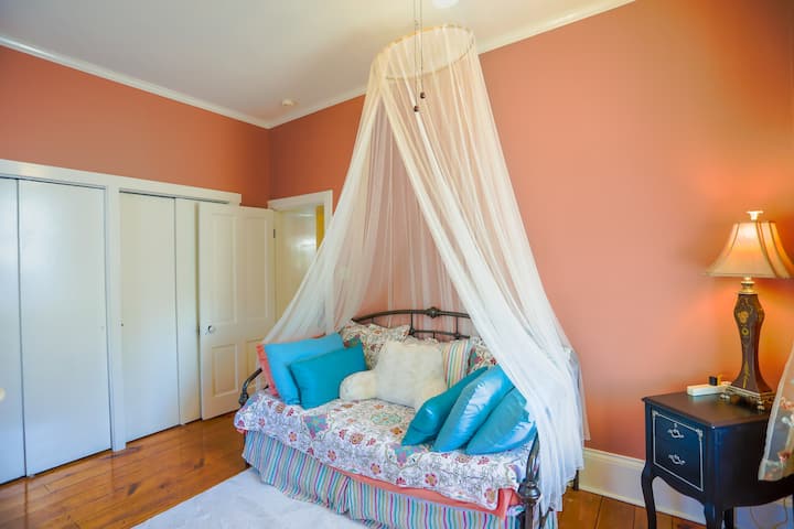 Tercer dormitorio con cama de día, que se convierte en una cama tamaño queen.