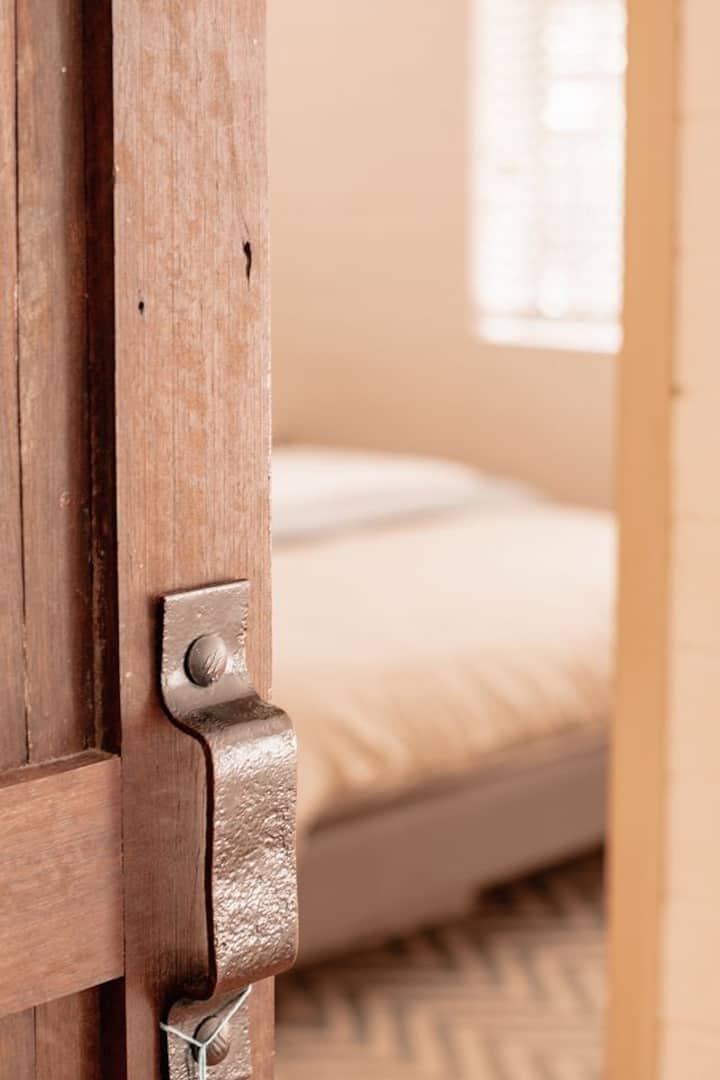 Banda la nje linaburudika hadi eneo la watoto.