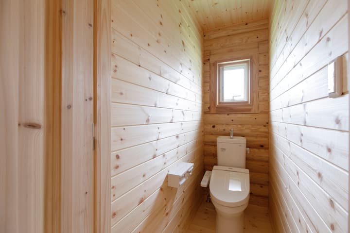 トイレは、ログハウス内に2つあります