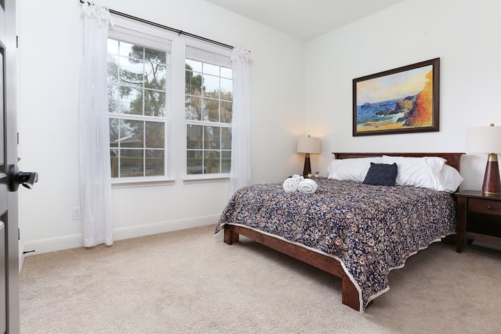 Guest bedroom with Queen-sized bed
