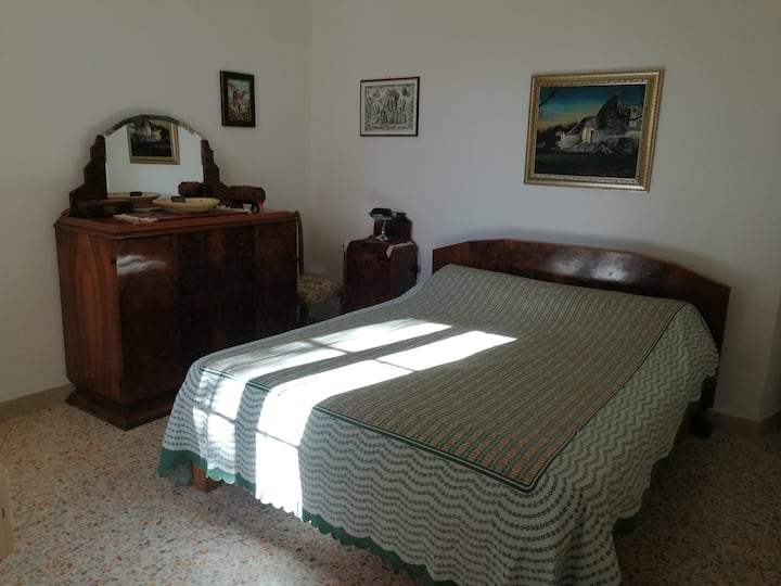 ห้องนอนเตียงใหญ่ชั้นล่าง