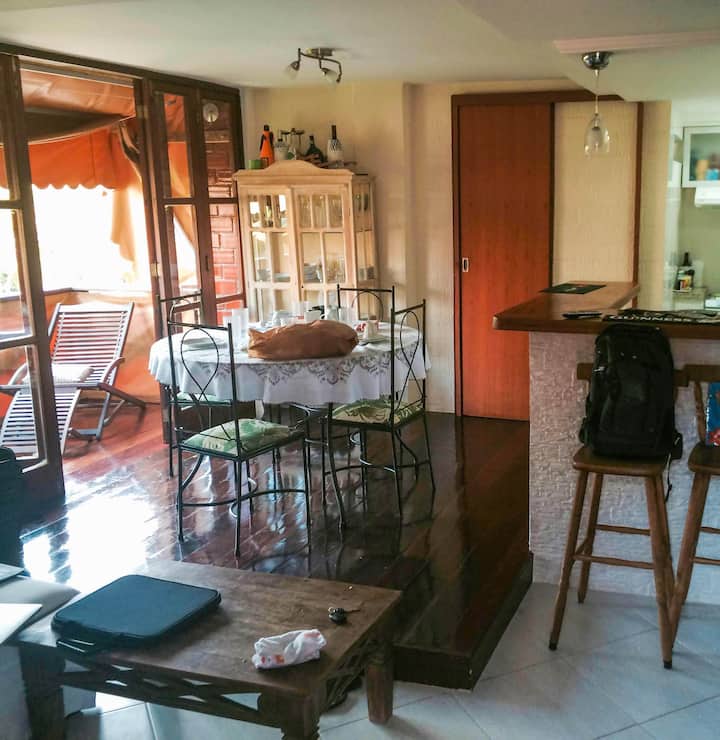 客厅、楼下卫生间和小厨房