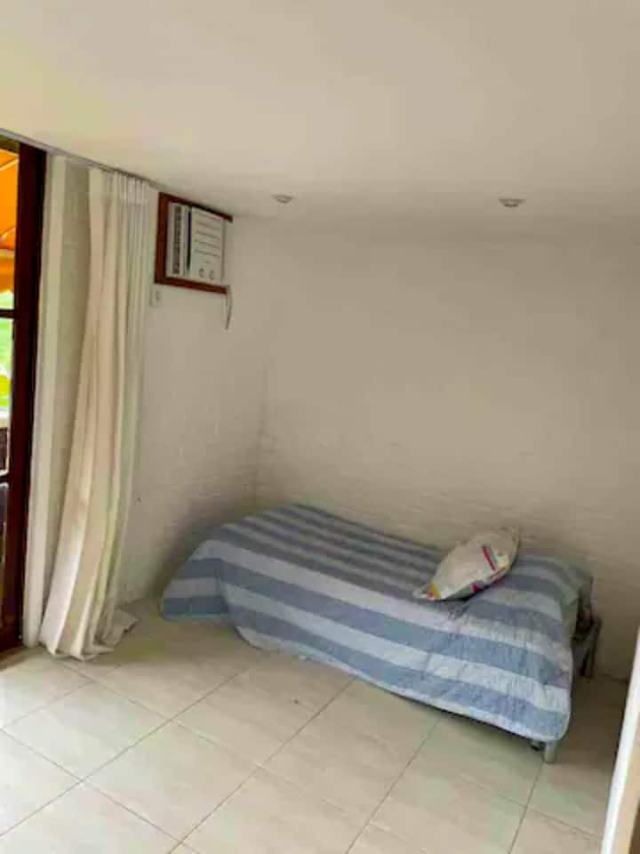 二楼，带阳台的卧室B。