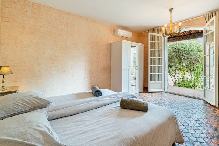 Chambre 1 au rez-de-chaussée, lit 160