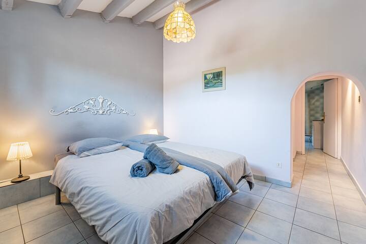 Chambre au 1er étage, lit 160, salle de douche attenante avec toilettes
