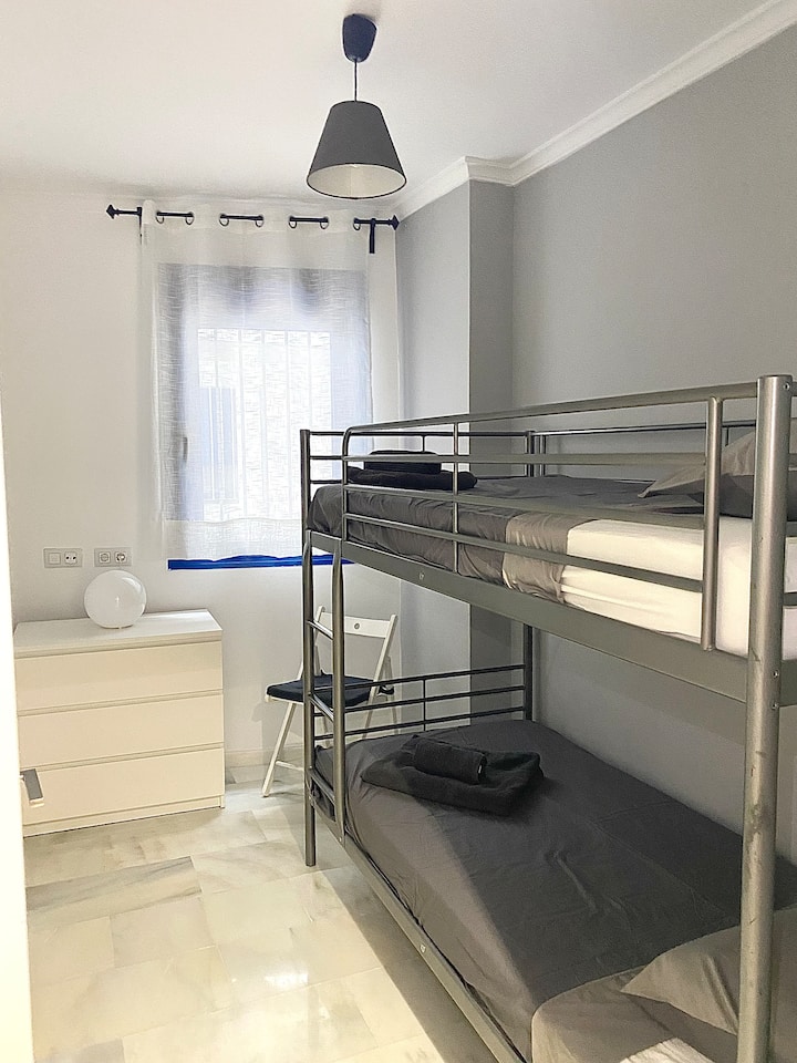 Соба за 2 лица со кревет на спрат и гардеробер 3 фиоки 