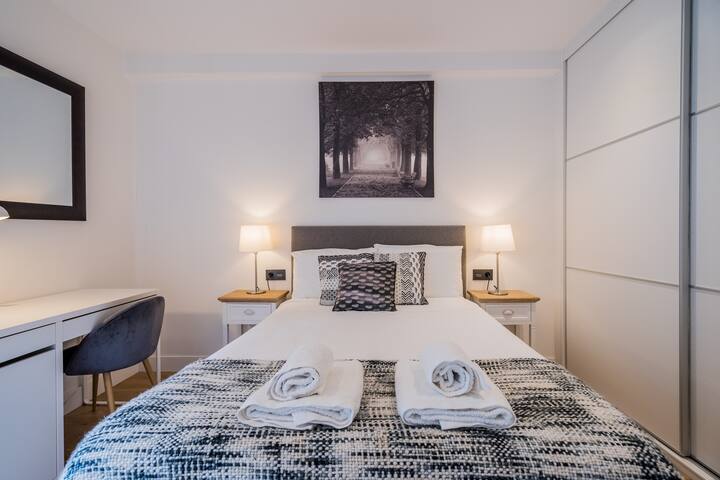 Familiar, tranquilo y renovado! Parking Gratuito!