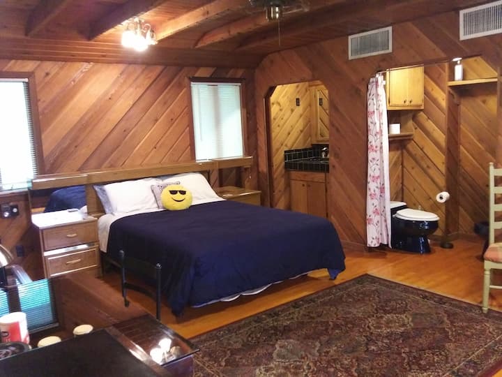 zEastwood Cabin-like Suite near Boeing, Tinker AFB