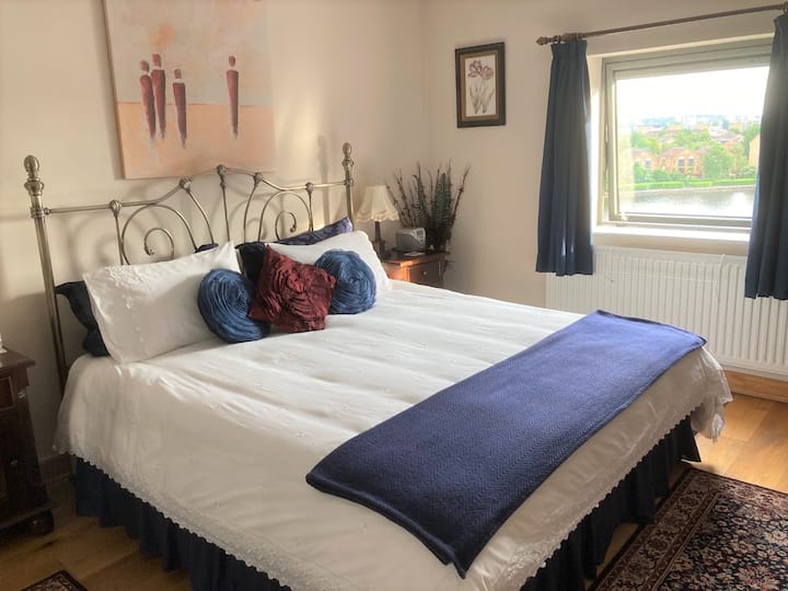 Dormitorio junto al agua con cama tamaño king del Reino Unido (6 pies) y baño privado.