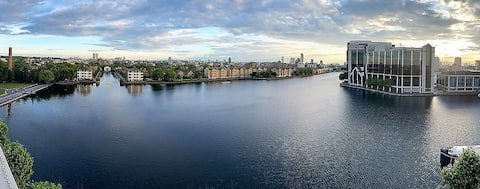 Top Airbnb: Popular Penthouse Waterside Apartment in Tower Hamlets