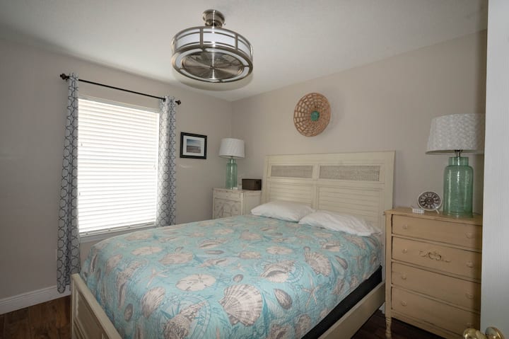 ห้องนอนที่ 2 พร้อมเตียงควีนไซส์