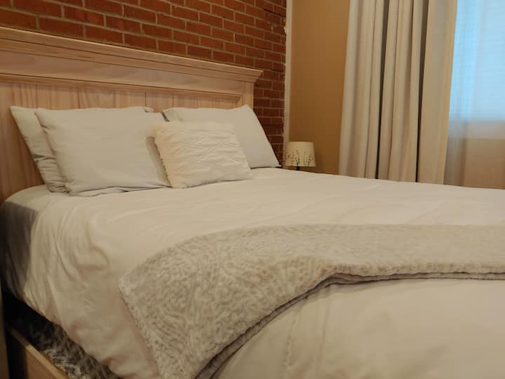 Gör dig bekväm i din Queen size-säng utrustad med lakan, en mysig filt och extra filtar. 