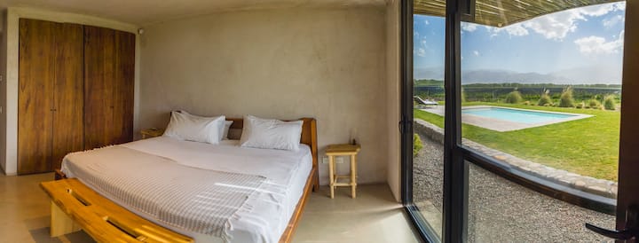 يحتوي المنزل على 4 غرف متطابقة كما في الصورة وغرفة بطابقين معروضة في الصور الأخيرة. 