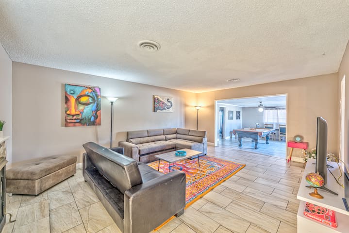 Lovely house with pool, near the strip!