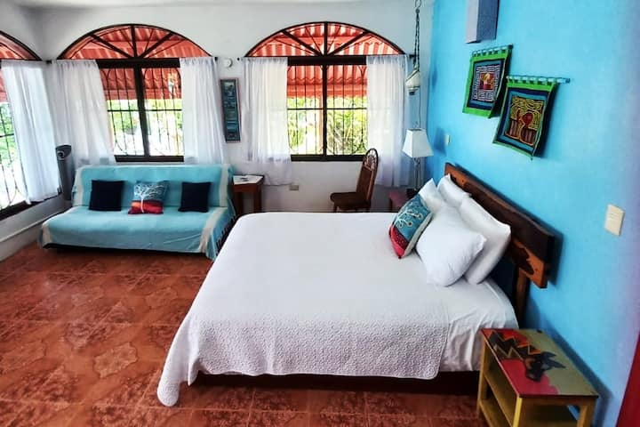 อีกมุมมองหนึ่งของเตียงและโซฟาเบด