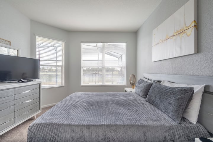 Uno de los dos amplios dormitorios principales tamaño king: esta habitación tiene una cama tamaño king, un televisor inteligente, un gran baño privado con vestidor, piscina y vistas al lago.