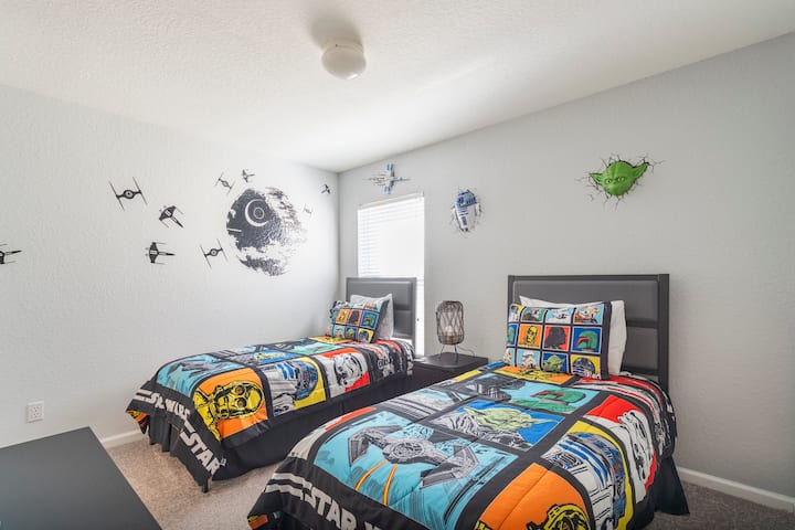 Dormitorio temático para niños de Star Wars con televisión inteligente y baño privado con temática de Star Wars
