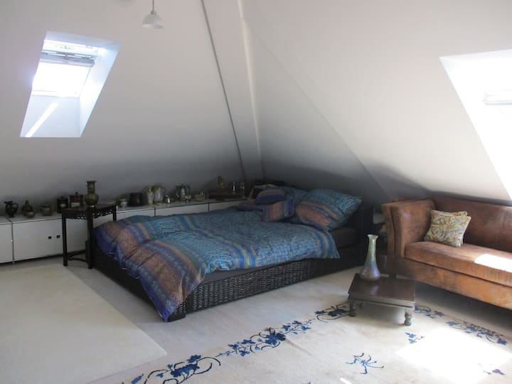 سرير مزدوج بمراتب صلبة متوسطة