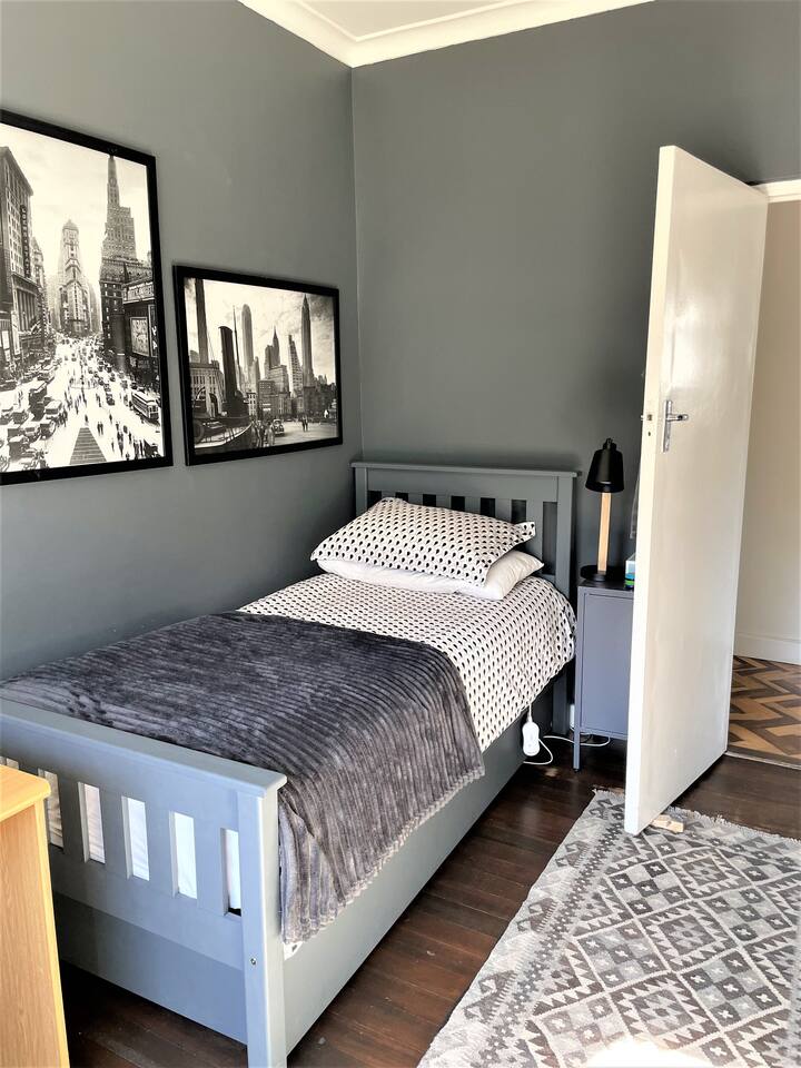 Chambre 4 : un lit simple et un lit simple escamotable