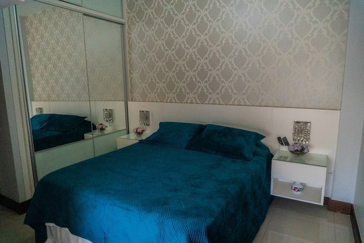 带标准双人床的卧室套房