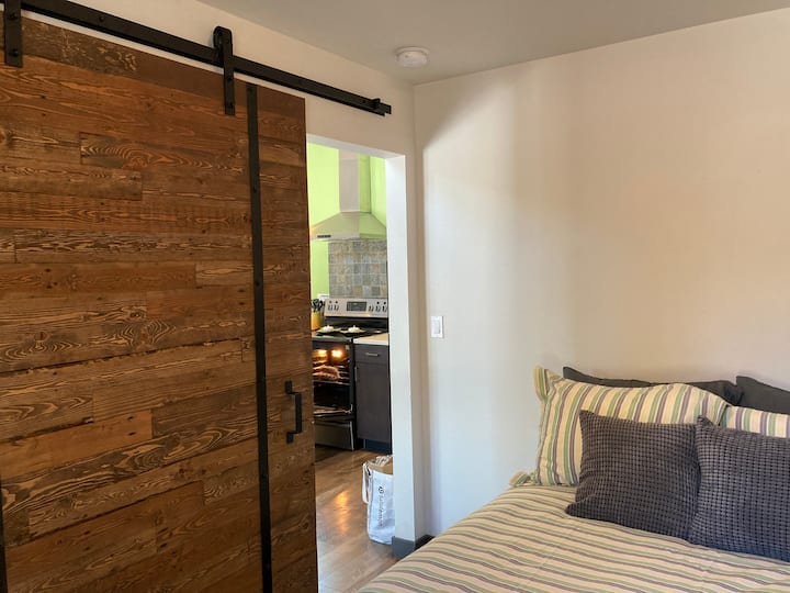 Mlango wa ghalani uliotengenezwa kwa mikono na ghalani iliyorejeshwa katika chumba cha kulala cha pili!