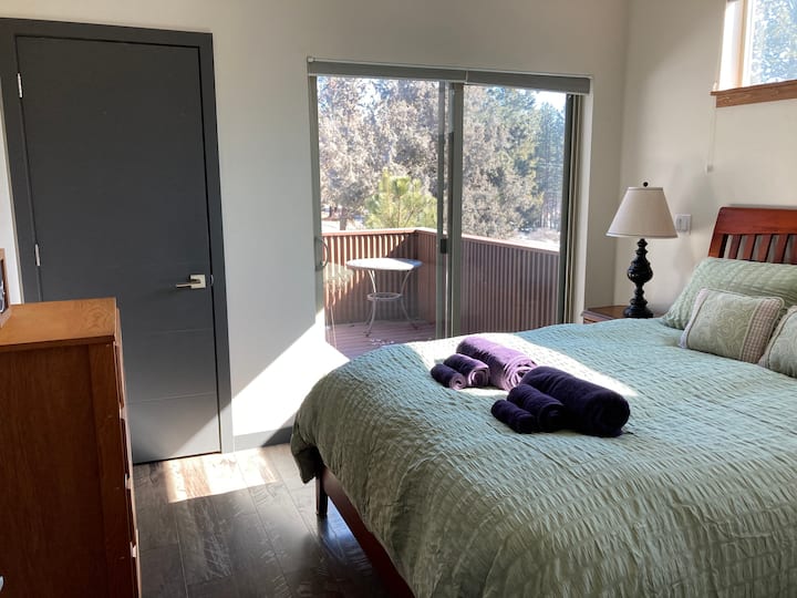 Chumba cha kulala cha starehe kilicho na dari za juu, feni ya dari, na kitanda cha Malkia kilicho na mfariji wa chini! Dawati la hiari na kiti vinaweza kuwekwa katika chumba hiki cha kulala - angalia picha nyingine...