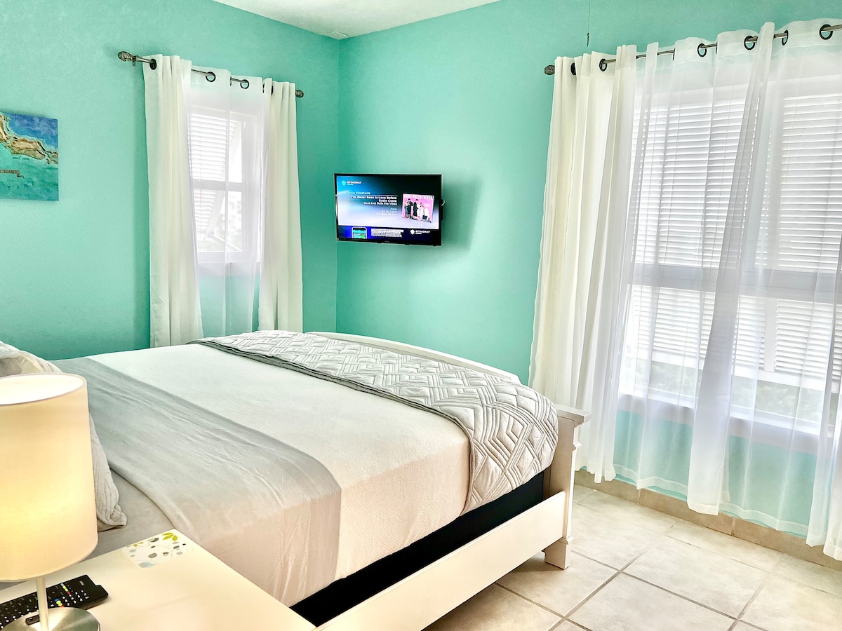 เตียงคิงไซส์ใหม่ - ฟูกนอนผ้าปูที่นอนผ้าฝ้าย  อ่างอาบน้ำในตัวพร้อมที่อาบน้ำแบบวอล์คอิน คอนโดหัวมุมได้รับแสงมากขึ้น