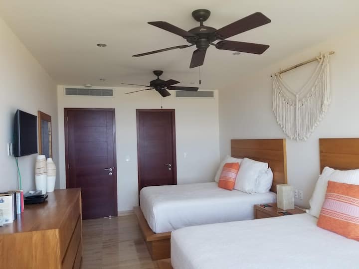 Tembea katika vyumba, thermostat tofauti kwa hali ya hewa ya chumba cha mtu binafsi, televisheni, Netflix, programu za video za Prime, mchezaji wa dvd na dvds kadhaa. Bafu kamili hatua tu kwenye ukumbi.