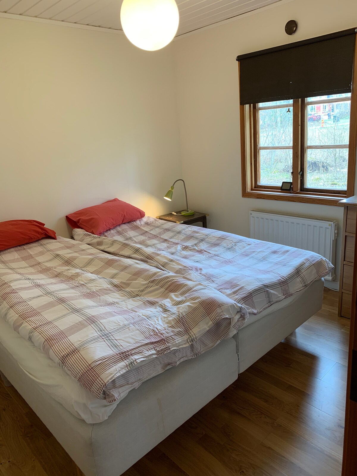 غرفة نوم تضم سريرين.