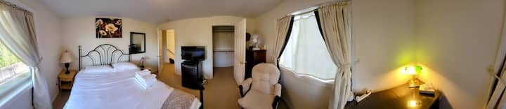 二楼角落客房可欣赏春季花园和樱花树的美景。  