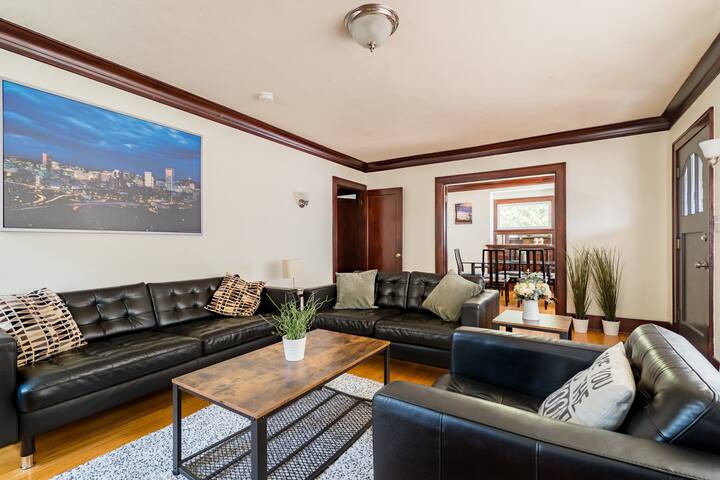 Charming & Spacious 5BR Home in SE Portland gallery image 3