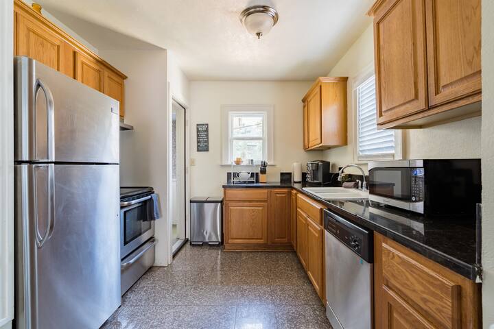 Charming & Spacious 5BR Home in SE Portland gallery image 5