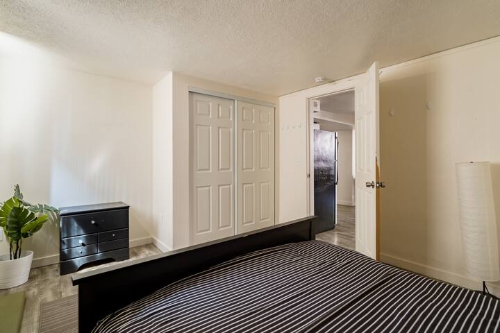 Charming & Spacious 2BR Home in SE Portland gallery image 3