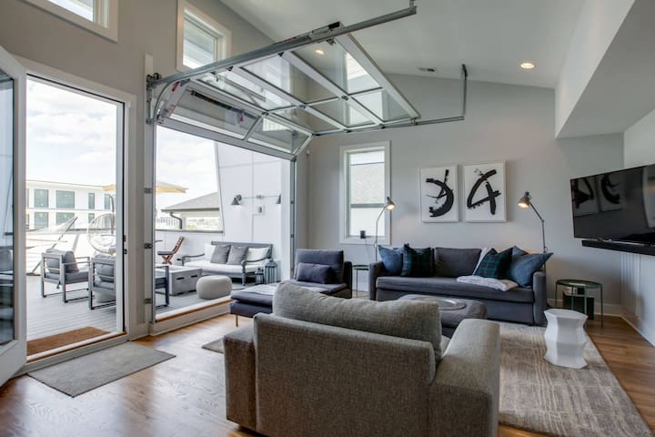 Rooftop Retreat – 1mile walk to Broadway