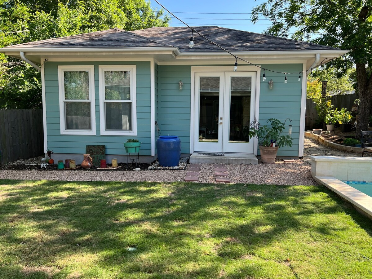 Modern 1 Bed Guest House 3 blocks to Historic SoCo