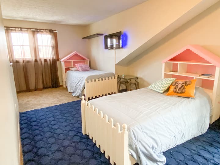 Upstairs 2 Twin Bed Bedroom #4