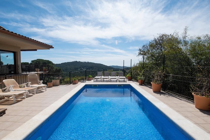 Luxury villa. Pool heating, wifi, aircon sleeps 6