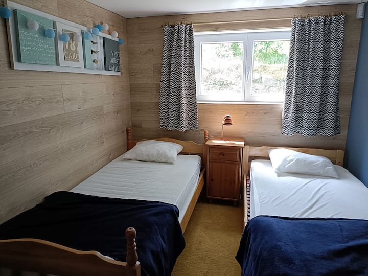 Chumba cha kulala 3 2 vitanda vya sentimita 90