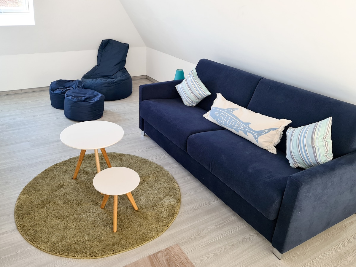 Otvorená úroveň galérie vás pozýva na oddych a doplnenie ako útočisko. Zahŕňa vysokokvalitnú rozkladaciu pohovku (1,60 m x 2,00 m) s matracom a roštovou podstavou.  