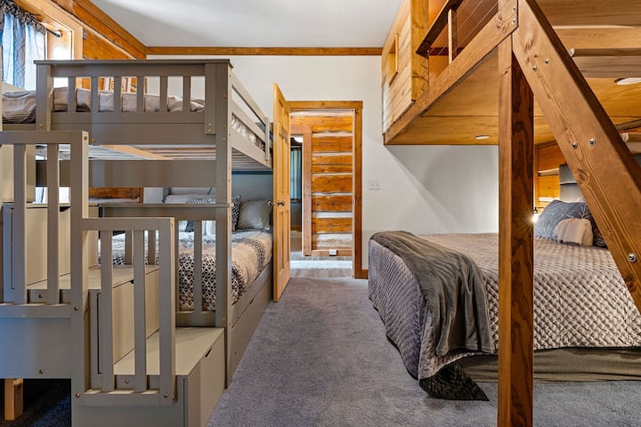 Esta habitación multifuncional puede ser cómoda para una pareja o una pequeña escucha. 