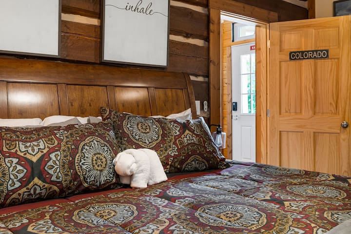 Habitación Colorado (piso principal): experimenta texturas de lujo y tonos ricos en la habitación Colorado.