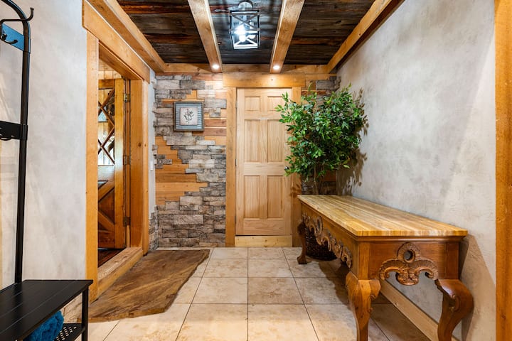 ¡Entra en el vestíbulo y contempla hacia arriba! Los techos de madera del granero se reutilizan de las dependencias de troncos en el lugar.