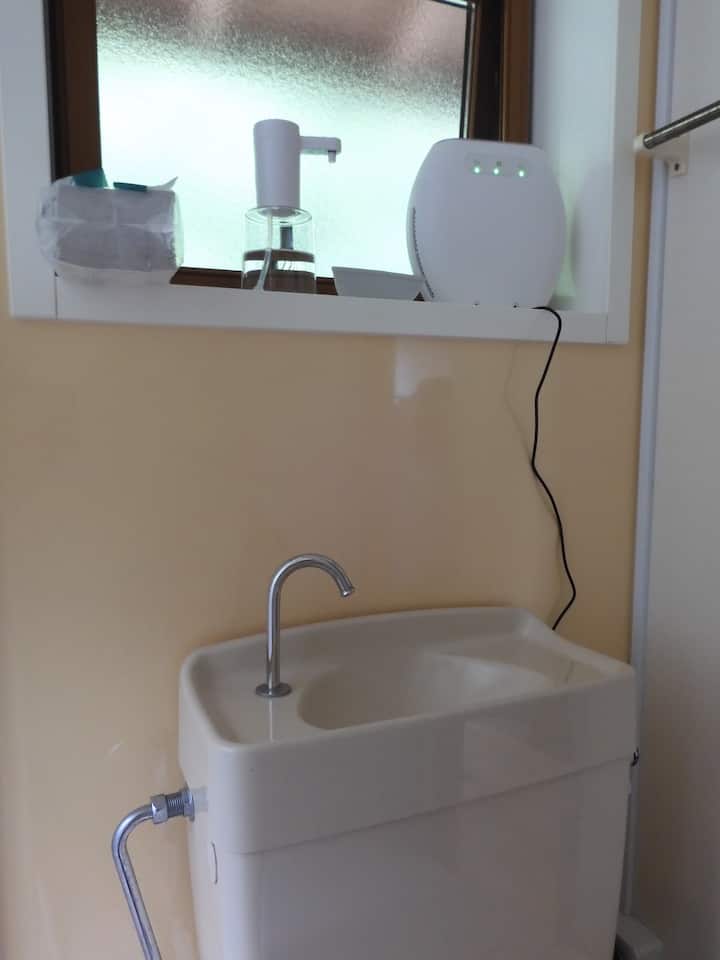 トイレにはエアクリーナーと消毒器が付いています
イオン発生器と消毒液完備