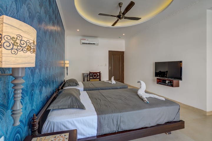 Bedroom with 2 single beds, TV and AC