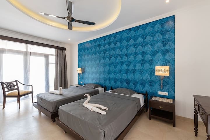 Bedroom with 2 single beds